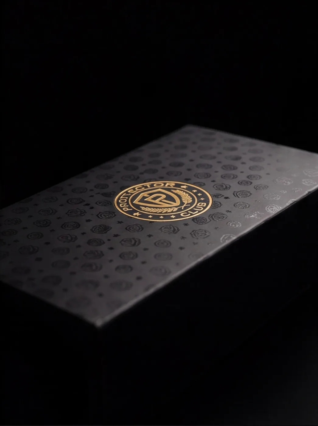 Detalle del emblema Protector Club sobre la tapa del estuche